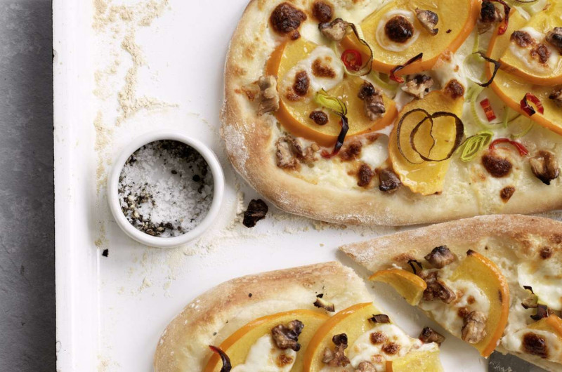 Pizza blanche avec kaki et fromage de chèvre