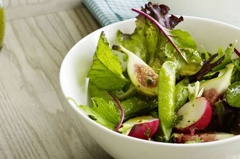 Salade verte avec pois croquants et vinaigrette au miel et aux fines herbes