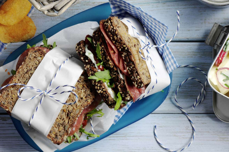 Sandwich au salami avec roquette
