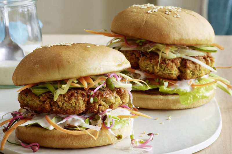 Burger au falafel avec sauce ail et piment