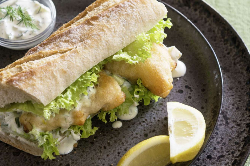 Sandwich au poisson avec sauce au concombre et à l’aneth