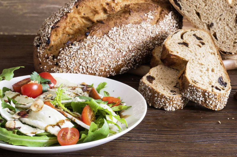 Carpaccio de fromage et pain aux pruneaux