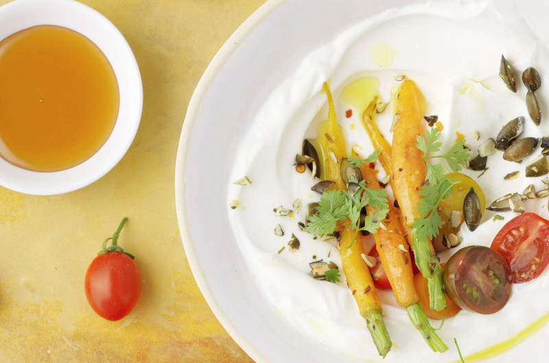 Bowl au yogourt salé avec légumes et miel