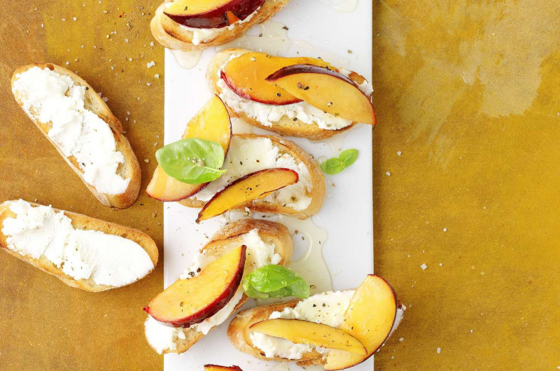 Crostini au chèvre avec prunes et miel