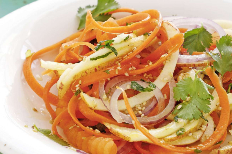 Salade de carottes et de pommes avec sauce au sésame
