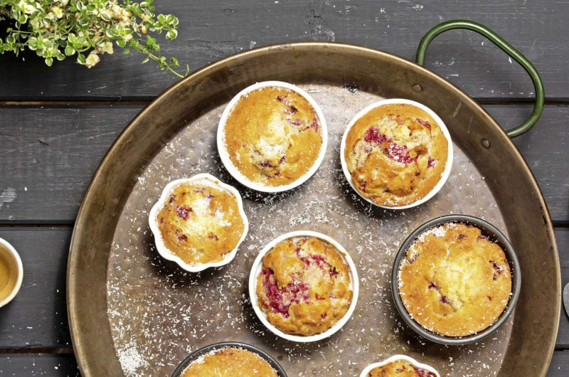 Petits gâteaux aux framboises et à la noix de coco