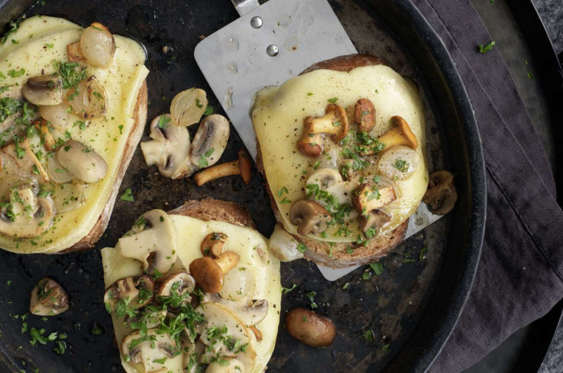 Tranches au fromage à raclette avec champignons