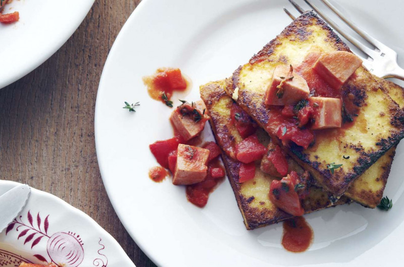 Tranches de polenta avec ragoût de cervelas