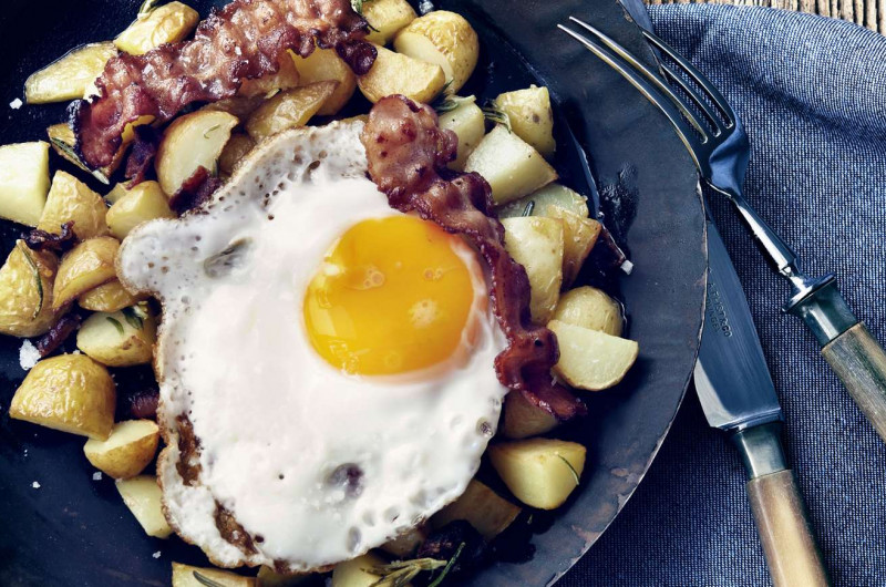 Poêlée de pommes de terre avec lard et œuf au plat