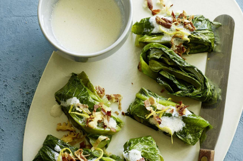 Salade tiède de laitue romaine avec gremolata de noix et lard