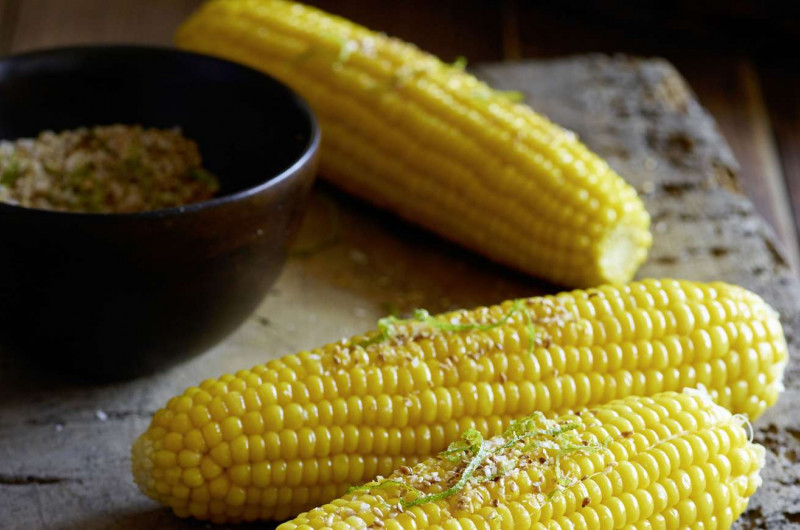 Épis de maïs avec sel au citron vert et sésame