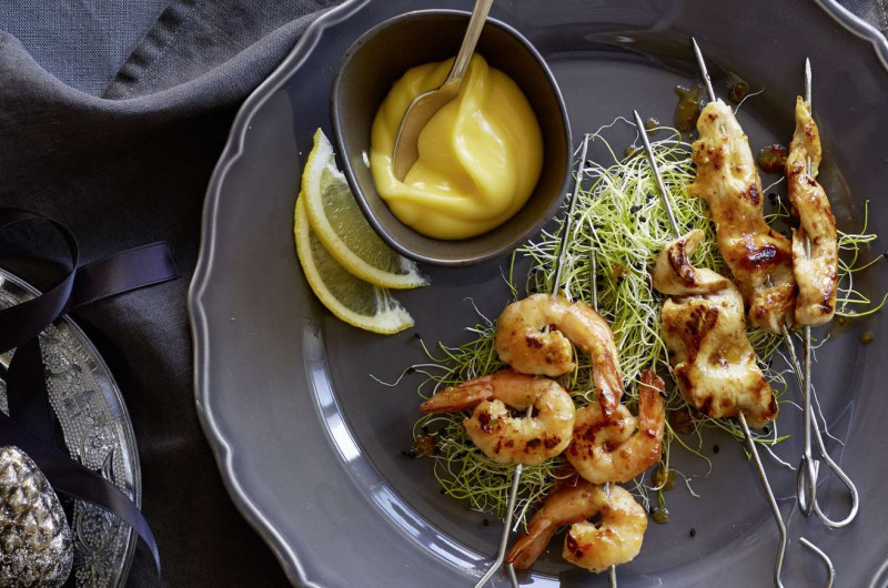 Brochettes de poulet et de crevettes avec mayonnaise au citron