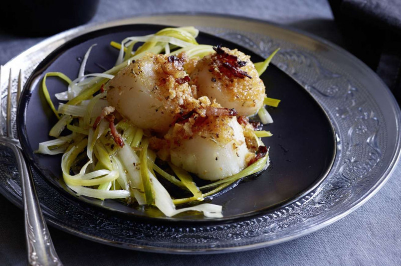 Noix de saint-jacques sur lit de poireau avec vinaigrette au lard