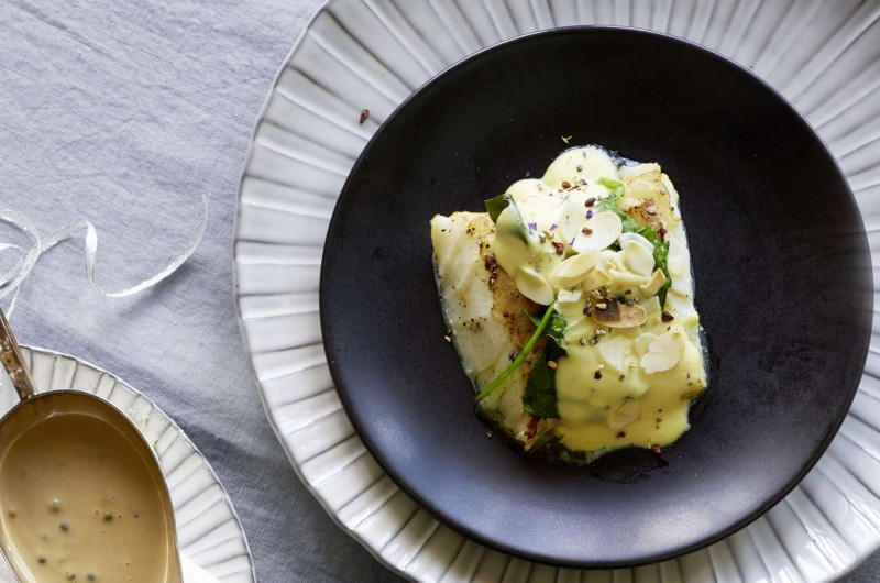 Cabillaud avec épinards et sauce hollandaise
