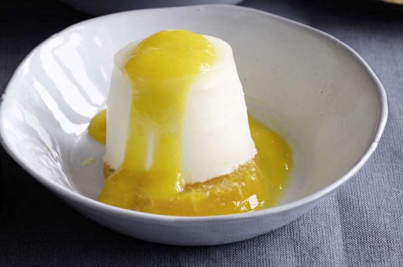 Panna cotta à la noix de coco avec coulis de mangue