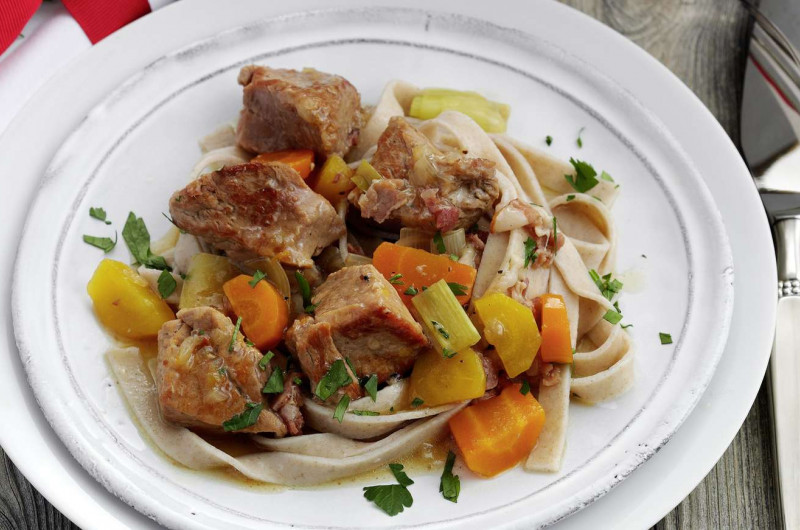 Ragoût de veau avec légumes et lard