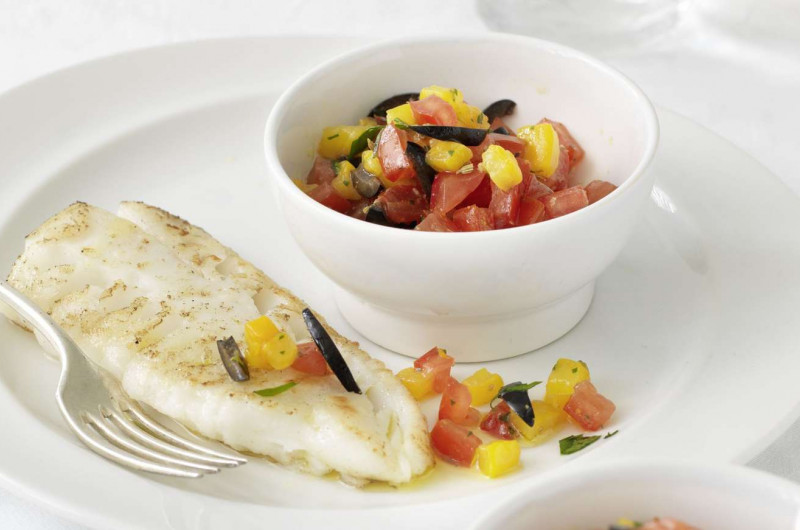 Salsa aux olives et aux tomates avec graines de fenouil