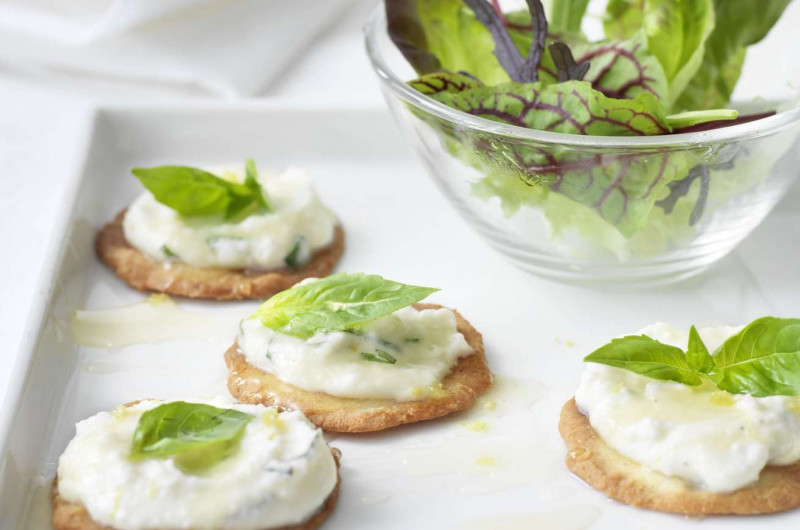 Crème au fromage de brebis avec crackers aux amandes et miel de fleurs d’oranger