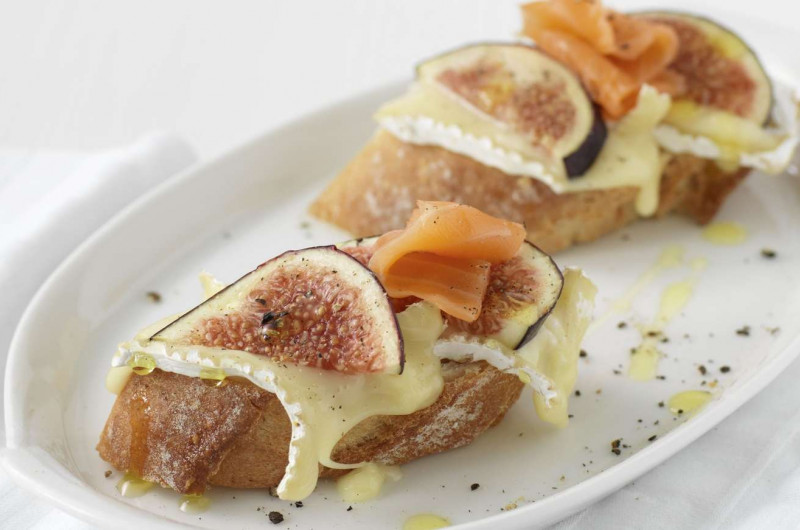 Crostini au brie de Meaux, aux figues et au saumon fumé