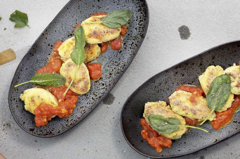 Quenelles aux bolets sur sauce tomate