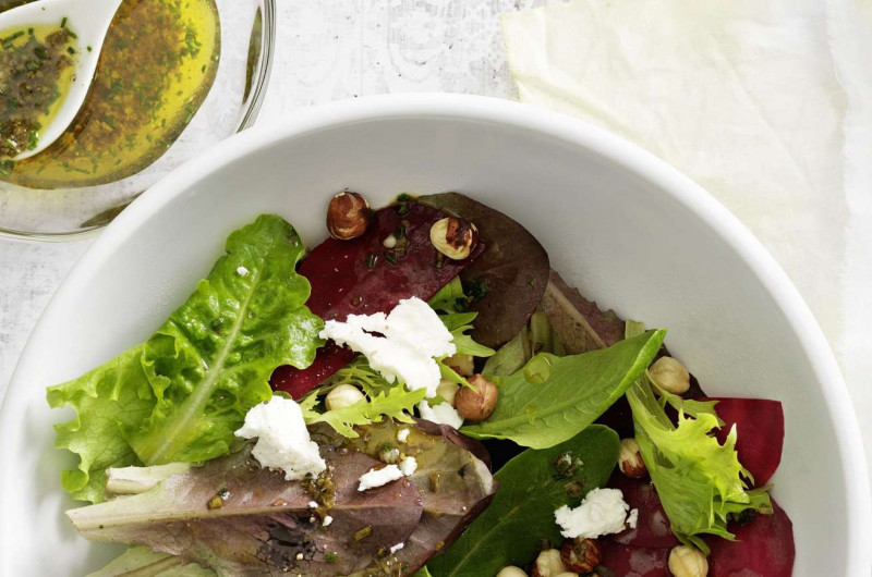 Salade verte avec betterave rouge, fromage frais et vinaigrette à la ciboulette