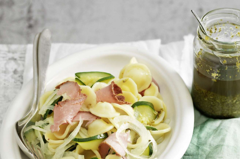 Salade de courgettes et d'orecchiette avec sauce au pesto