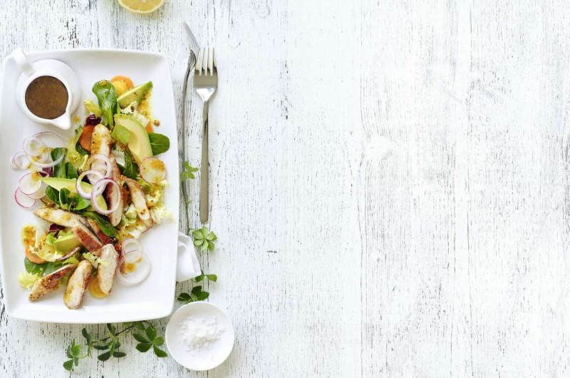 Salade de Pâques avec poulet et avocat