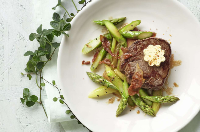 Filets de bœuf avec asperges et beurre au curry