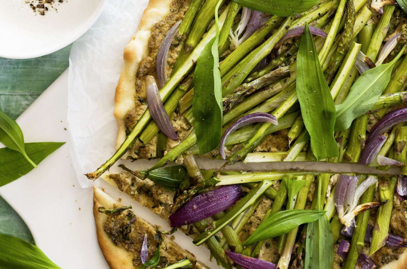 Pizza aux asperges avec tofu fumé