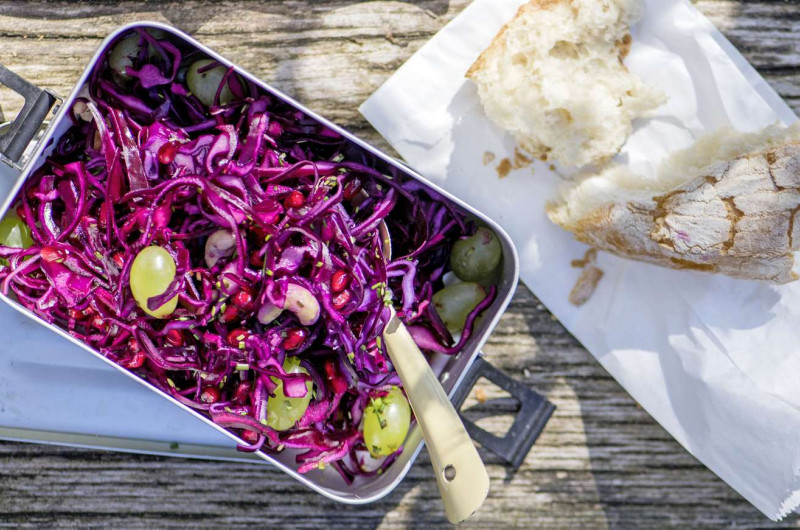 Salade de chou rouge avec grenade et raisin