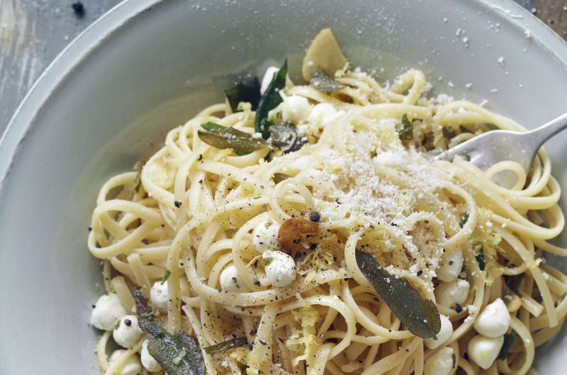 Linguine avec perles de mozzarella et sauge