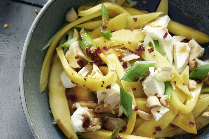 Salade de mangue à la mozzarella avec cacahouètes et oignons nouveaux