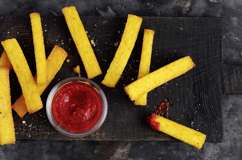 Bâtonnets de polenta avec ketchup aux poivrons