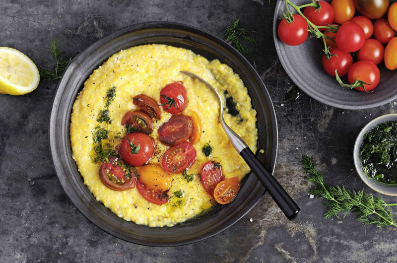 Polenta avec tomates et pesto à l'aneth