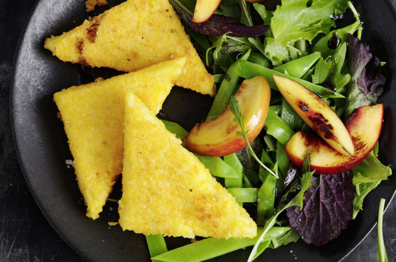 Polenta grillée sur salade de pois mange-tout et de pêche