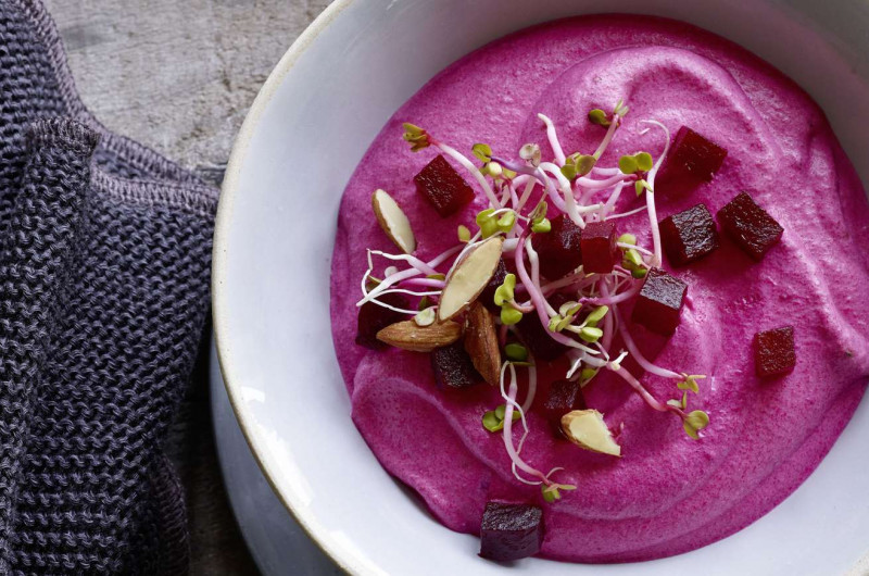 Mousse de betteraves rouges avec pousses et amandes fumées
