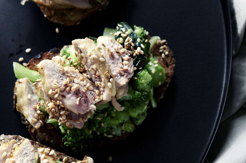 Crostini de brocolis avec tranches de poitrine de caille