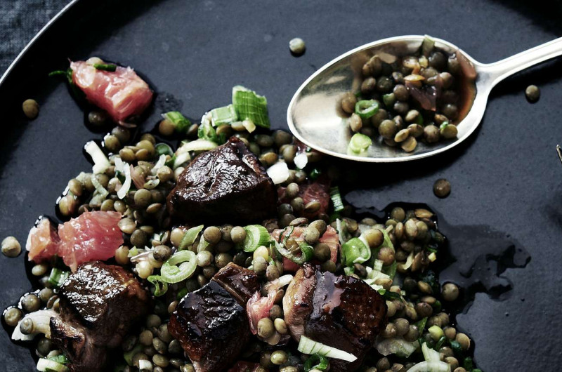 Salade de lentilles au grapefruit et dés de filet de canard