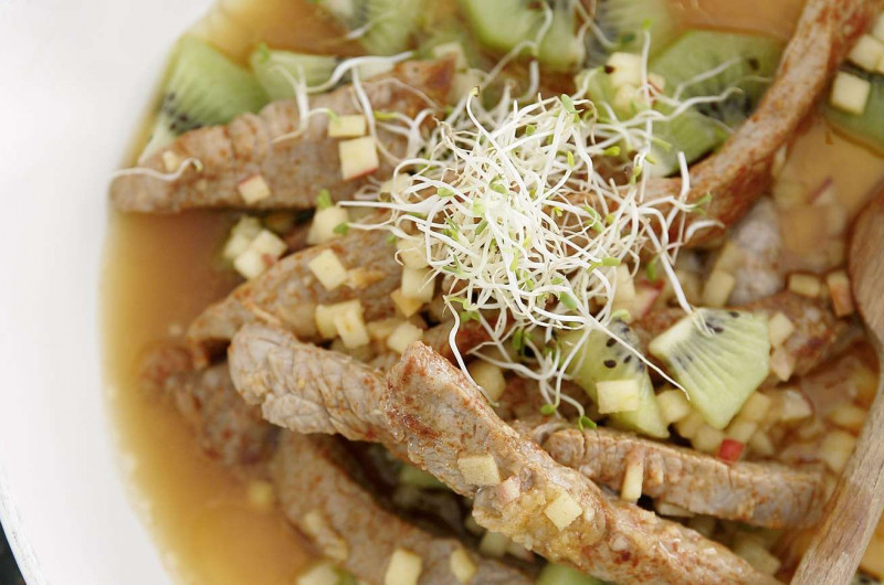Lanières de veau aux kiwis et aux pousses