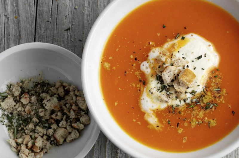 Velouté de courge avec crunch aux noisettes