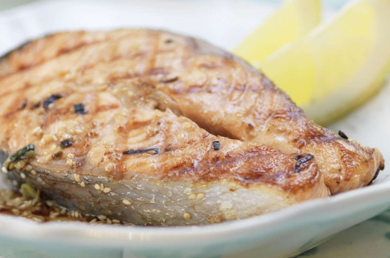 Tranches de saumon marinées au sésame