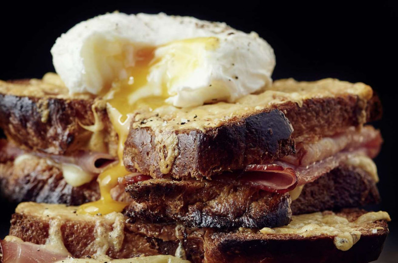 Croque-madame avec œuf poché