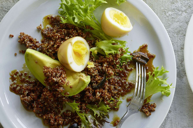Salade de quinoa avec avocat et œuf au soja