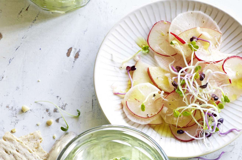 Salade de radis long et de radis roses avec pomme