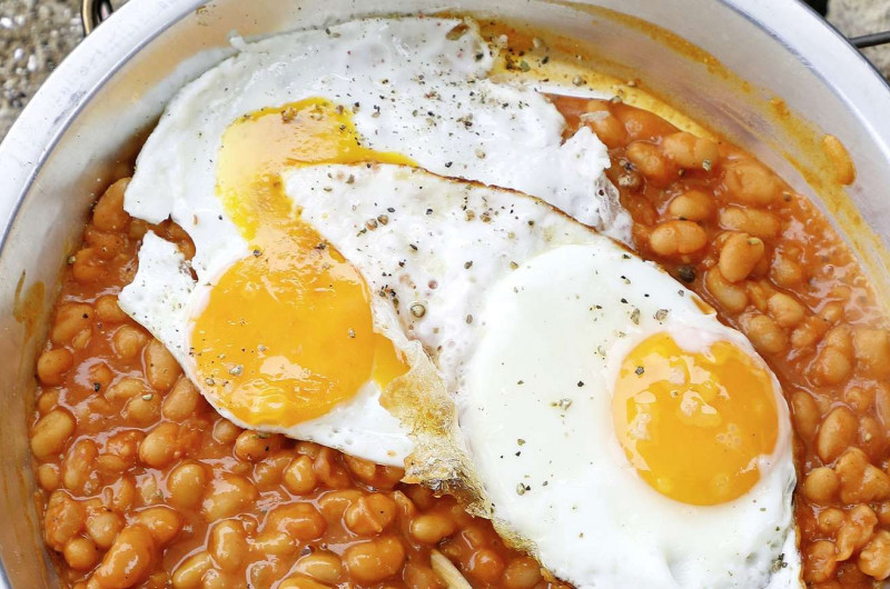 Baked beans et œufs au plat