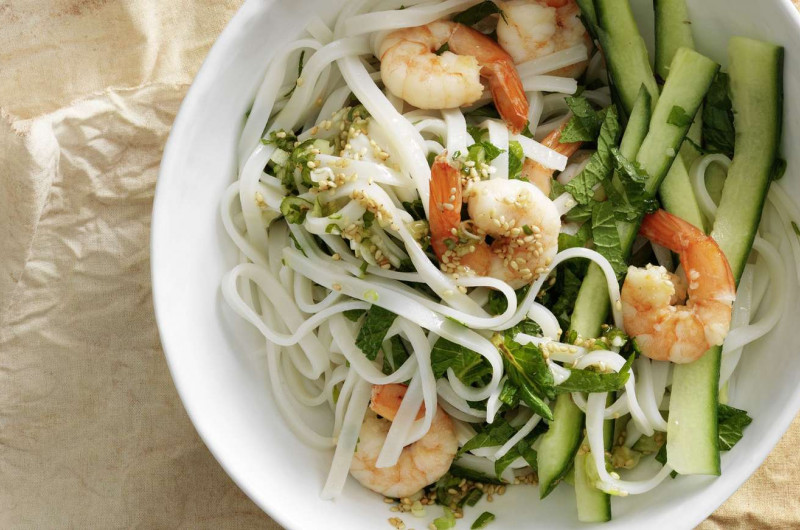 Salade de nouilles de riz avec sauce asiatique