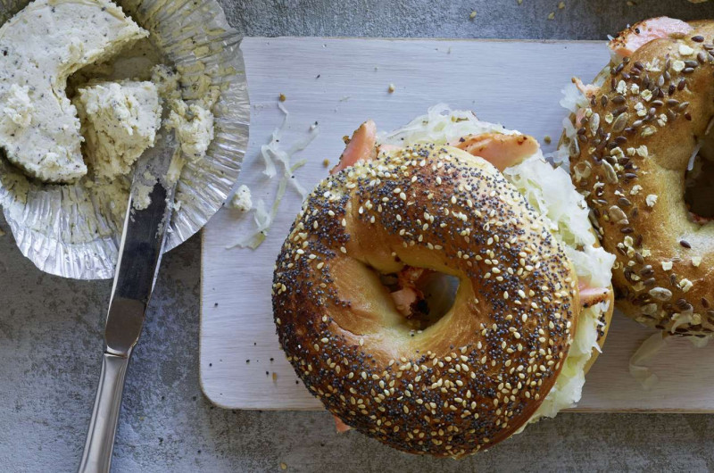 Bagels à la choucroute avec saumon relevé