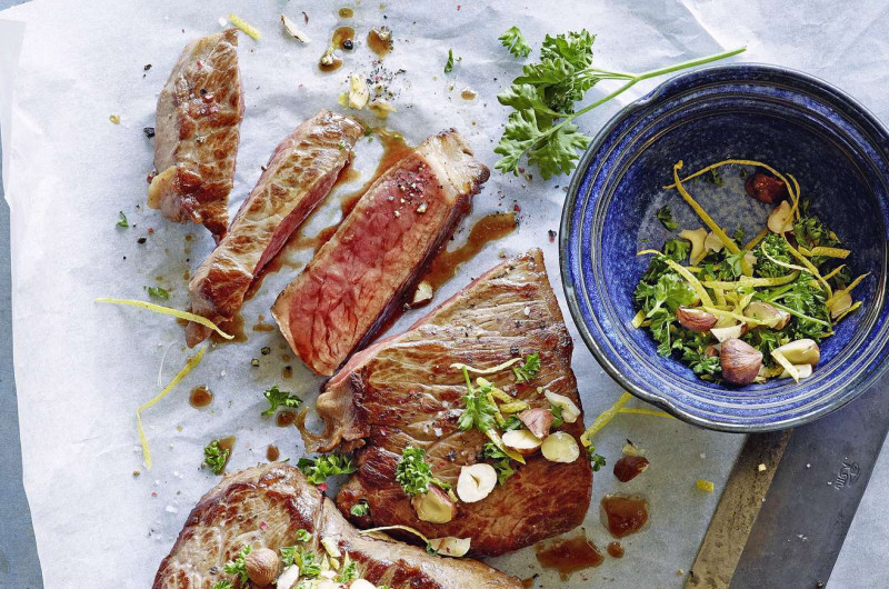 Entrecôte avec gremolata au persil et aux noisettes