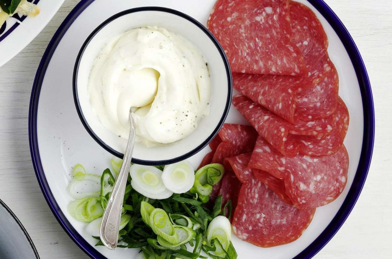 Salami avec mascarpone au poivre