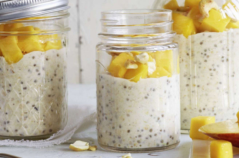 Bouillie d’avoine au lait de noix de coco avec chia et mangue